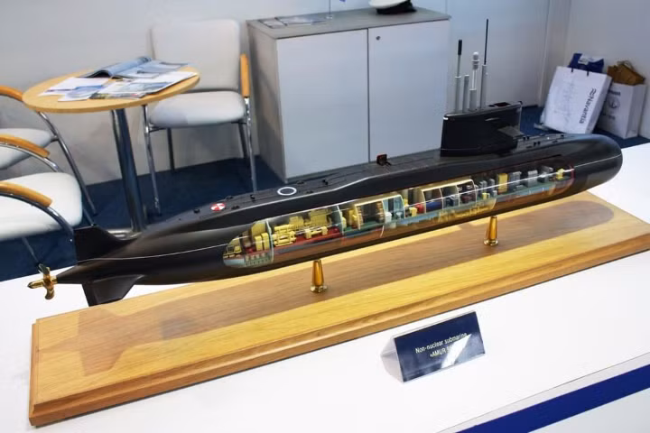 Người chiến thắng trong cuộc đấu thầu sẽ đóng tàu ngầm dưới sự hợp tác với hai hoặc một doanh nghiệp Ấn Độ, đó là Công ty nhà nước Mazagon Dockyard Limited (MDL) và Công ty tư nhân Larsen &amp; Toubro Ltd.