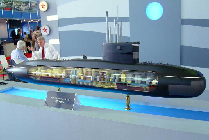 Theo các chuyên gia, hiện tại cơ hội lớn nhất thuộc về Pháp, trong khi ít có khả năng thắng nhất sẽ là Nga. Lý do chủ yếu nằm ở chỗ tàu ngầm Amur chưa có động cơ đẩy độc lập với không khí (AIP), trong khi đây là một trong những yêu cầu chính của Ấn Độ.