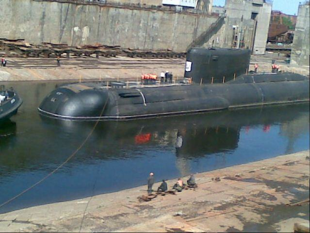 Vũ khí trang bị của lớp tàu ngầm này chưa được công bố rõ ràng, nhưng có nhiều thông tin cho biết đó là 2 ống phóng ngư lôi hạng nặng cỡ 650 mm, như vậy đủ sức triển khai tên lửa hành trình diệt hạm siêu thanh BrahMos do Ấn Độ chế tạo, đây là lợi thế lớn.