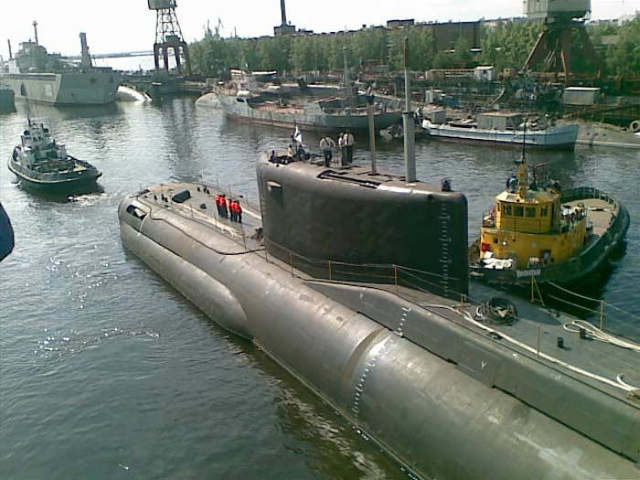 Tốc độ di chuyển của tàu ngầm Sarov là 10 hải lý/h trên mặt nước, hoặc 17 hải lý/h khi chạy ngầm, độ sâu lặn tối đa 300 m, dự trữ hành trình 45 ngày.