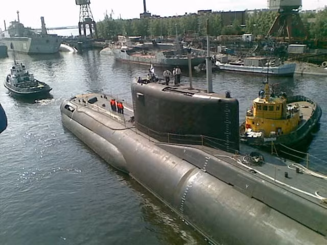 Tốc độ di chuyển của tàu ngầm Sarov là 10 hải lý/h trên mặt nước, hoặc 17 hải lý/h khi chạy ngầm, độ sâu lặn tối đa 300 m, dự trữ hành trình 45 ngày.