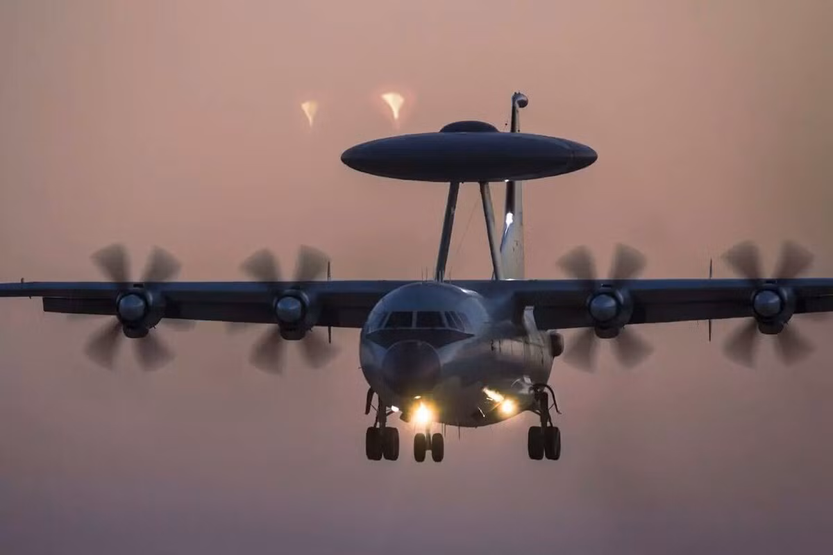 Theo các thông số được truyền thông Trung Quốc đăng tải, máy bay cảnh báo sớm KJ-500 có khả năng bay với tốc độ tối đa 550 km/h.