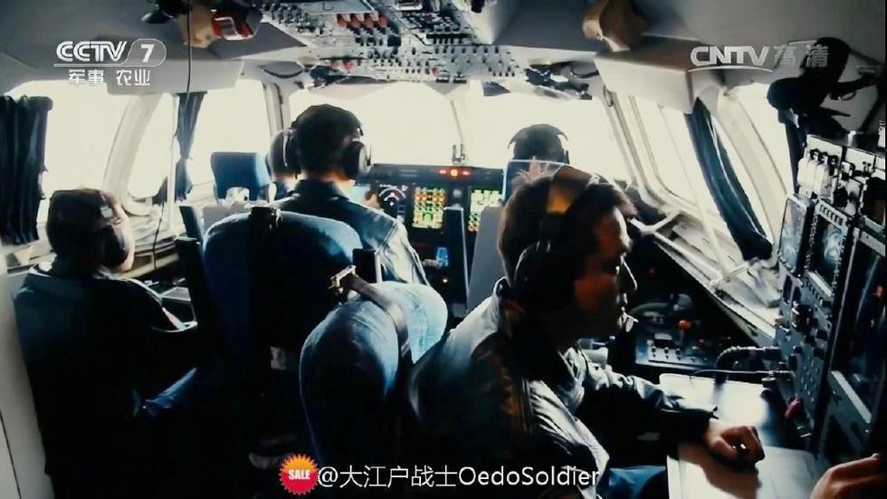 Toàn cảnh khoang lái có phần khá chật chội của máy bay cảnh báo sớm KJ-500 khi chứa tới năm thành viên của phi hành đoàn.