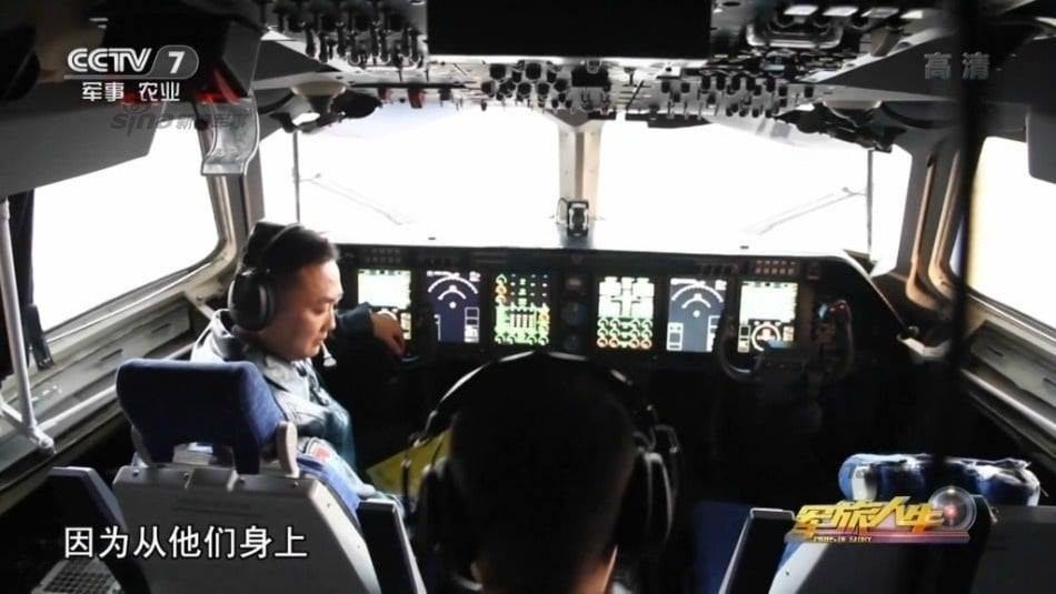 Ấn tượng đầu tiên khi bước vào khoang lái của chiếc máy bay cảnh báo sớm này đó là 6 màn hình hiển thị thông tin cỡ lớn được đặt chính diện.