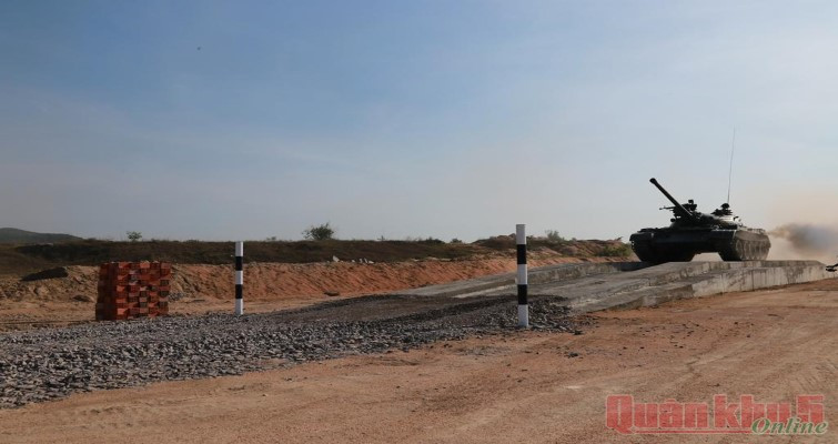 Các chướng ngại vật, vật cản như hào chống tăng, hồ nước hay gờ gập ghềnh cũng được thiết kế lại với mức độ chân thật nhất có thể.