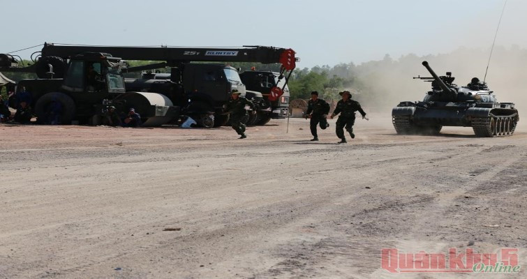 Mặc dù phải huấn luyện trên xe tăng T-54 đời cũ, trong khi đi thi đấu chúng ta lại được sử dụng xe tăng T-72B3 đời mới của nước bạn, ít nhiều cũng khiến các kíp thi đấu của quân đội Việt Nam gặp bỡ ngỡ và khó khăn.