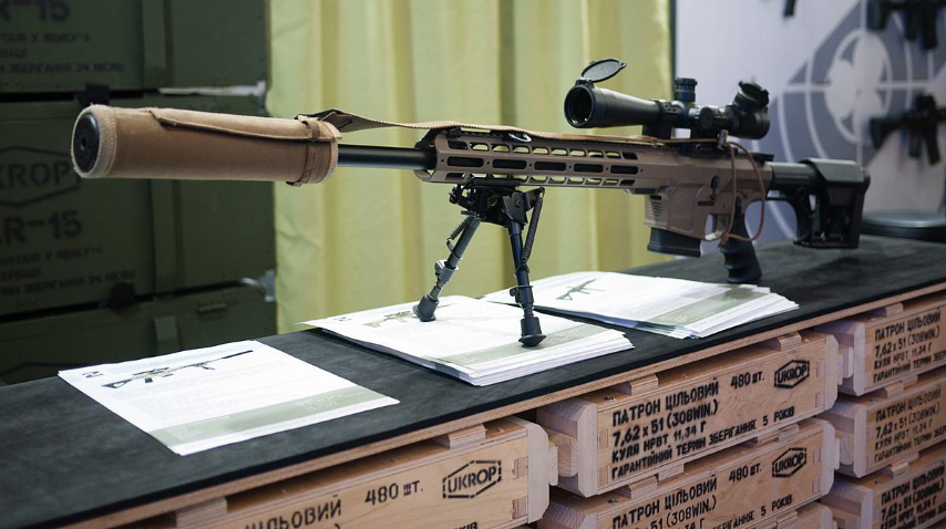 Trong khi đó khẩu UAR-10 lại là phiên bản hiện đại của khẩu súng bắn tỉa AR-10 lừng danh trong quân đội Mỹ.