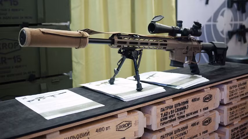 Trong khi đó khẩu UAR-10 lại là phiên bản hiện đại của khẩu súng bắn tỉa AR-10 lừng danh trong quân đội Mỹ.