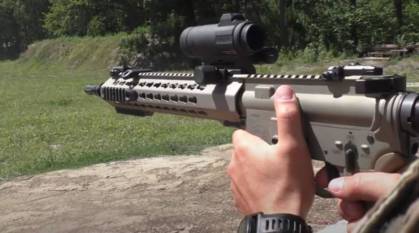 UAR-15 có trọng lượng không hộp tiếp đạn là 2,86 kg, chiều dài 990 mm. Súng sử dụng hộp tiếp đạn 30 viên, sơ tốc đầu nòng đạt 975m/s.