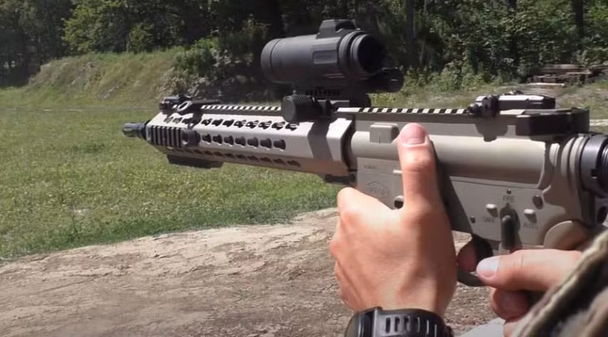 UAR-15 có trọng lượng không hộp tiếp đạn là 2,86 kg, chiều dài 990 mm. Súng sử dụng hộp tiếp đạn 30 viên, sơ tốc đầu nòng đạt 975m/s.