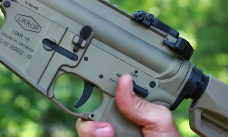 UAR-15 chính là biến thể sản xuất nội địa theo giấy phép của khẩu AR-15 của Mỹ. Hiện khẩu súng đang được công ty Zbroyar, Ukraine sản xuất.