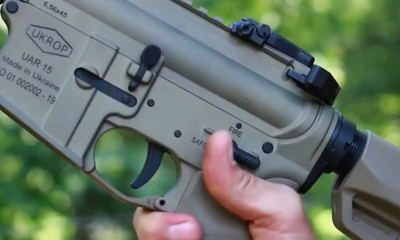 UAR-15 chính là biến thể sản xuất nội địa theo giấy phép của khẩu AR-15 của Mỹ. Hiện khẩu súng đang được công ty Zbroyar, Ukraine sản xuất.