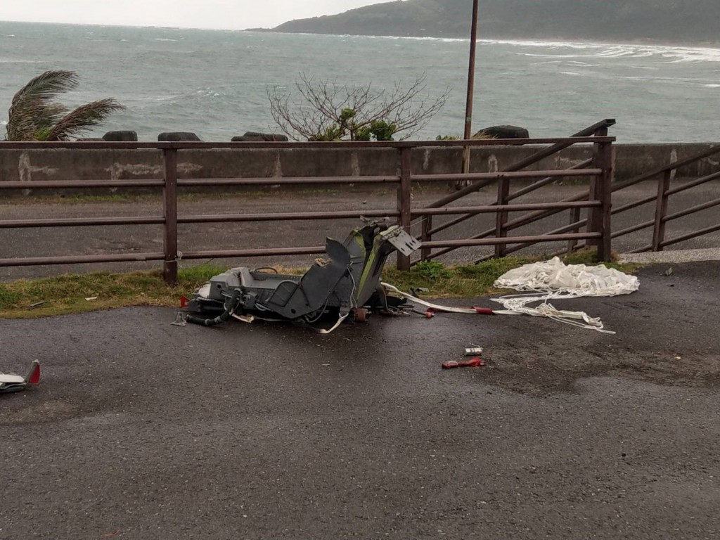 Tới 15:22 phút, một cuộc tìm kiếm quy mô lớn đã được tổ chức, 16:14 phút cùng ngày, lực lượng cứu hộ tìm thấy ghế phóng thoát hiểm của một chiến đấu cơ F-5E tại tỉnh lộ 26, tuy nhiên không thấy phi công.