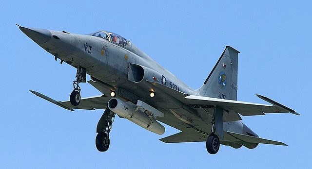 Các tiêm kích chiến đấu F-5 được Mỹ viện trợ cho Đài Loan từ năm 1965. Tới năm 1971, hòn đảo này đã vận hành tổng cộng 72 tiêm kích F-5A và 11 chiếc F-5B.