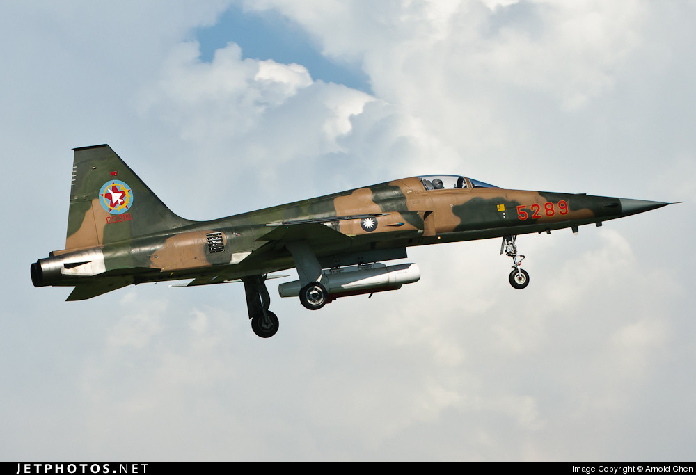 Đảo Đài Loan cũng là lực lượng không quân từng biên chế số lượng tiêm kích F-5E đông nhất lịch sử, lúc tối đa lên tới 335 chiếc. Tới cuối thập niên 90, tiêm kích F-16 đã nhập biên số lượng lớn, dần thay thế vai trò của những chiếc F-5E này.