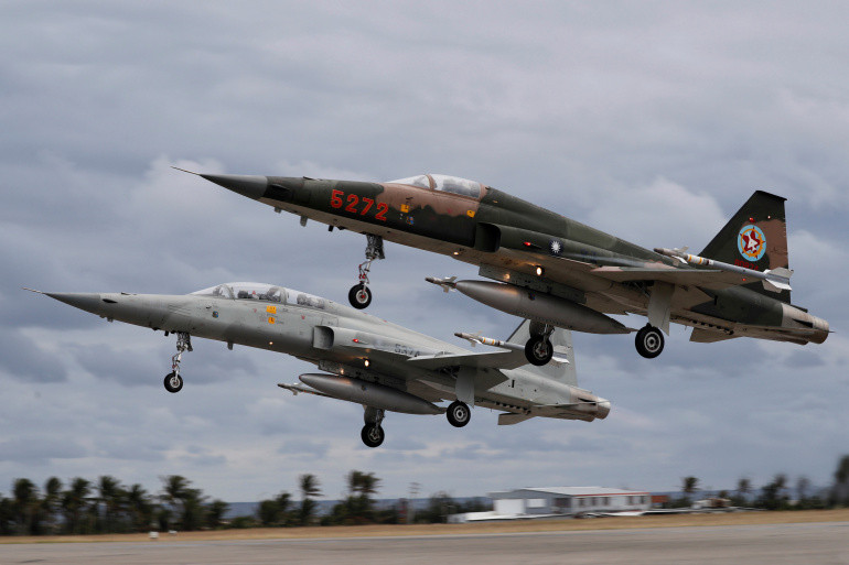 Hai phi công trong vụ việc, một người họ Phan và một người họ La, được cho là có khả năng đã nhảy dù ở cạnh biển, rất có nguy cơ đã rơi xuống nước.