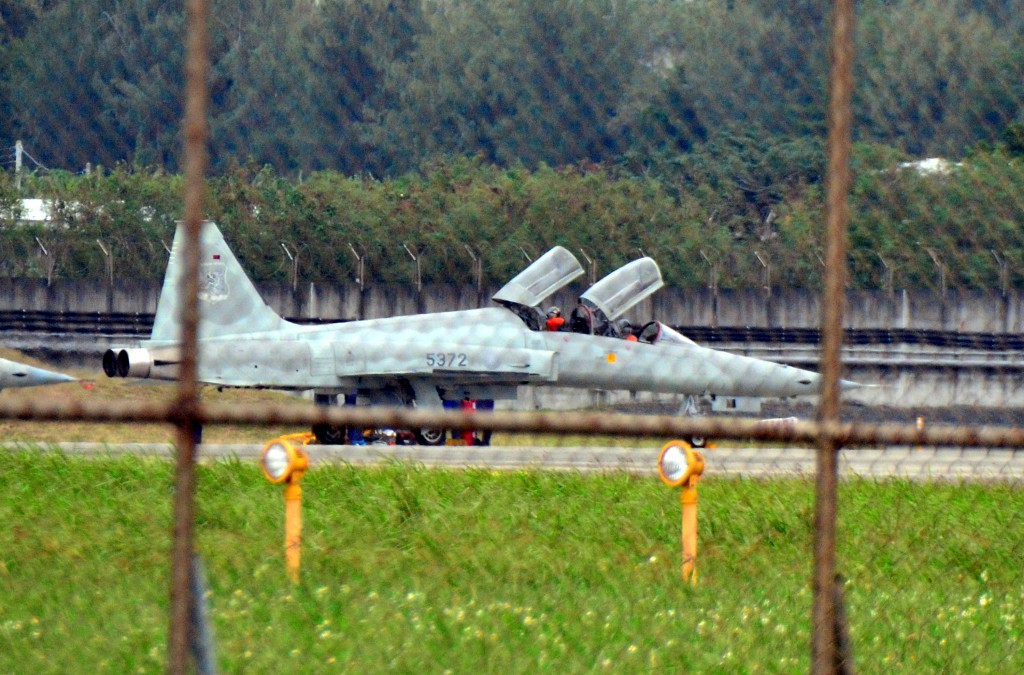 Các tiêm kích F-5E của Đài Loan là phiên bản một ghế ngồi, sải cánh rộng 8,1 mét, được trang bị hai động cơ GE J85-GE-21, cất cánh được với trọng lượng tối đa 11,2 tấn.