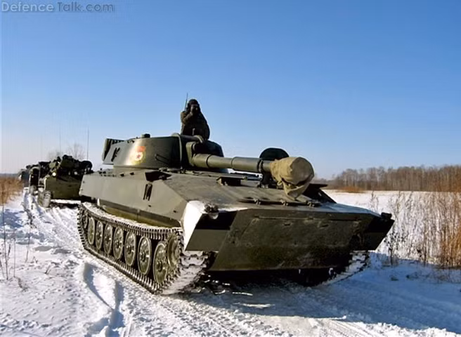 Điểm độc đáo của khung gầm MT-LB là nó không cần phải chuẩn bị gì đặc biệt để xuống nước. Trước khi thực hiện thao tác bơi, máy bơm được bật, tấm cản nước được nâng lên, một cơ cấu được đặt phía trên các bánh tỳ và con lăn phía trước, bánh lái hạ xuống ở phía sau.