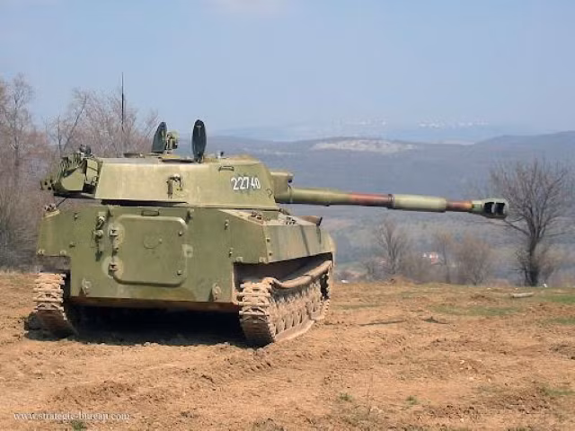 Tốc độ tối đa của "Hoa cẩm chướng" khi bơi là 4,5 km/h. Đồng thời trên đường cao tốc, xe có thể di chuyển với tốc độ 60 km/h, vượt địa hình gồ ghề ở vận tốc lên đến 29 km/h. Trái tim của 2S1 là động cơ diesel 300 mã lực đi kèm bộ truyền động cơ học.