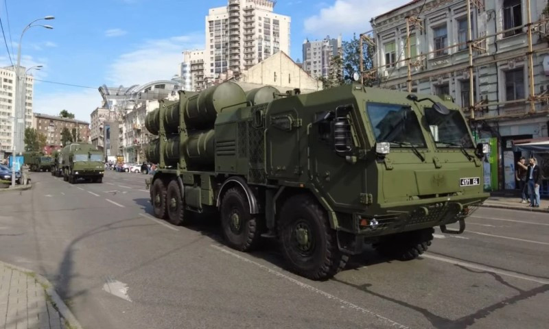 Ngay lập tức, thông tin trên đã thu hút được rất nhiều sự quan tâm của báo chí trong và ngoài nước. Nhiều người nhận ra rằng, quân đội Ukraine vẫn chưa đồng nhất được màu ngụy trang.