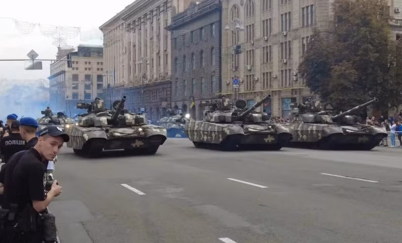 Cụ thể, trong khi các xe tăng chủ lực của nước này có lớp ngụy trang kỹ thuật số khá bắt mắt và hiện đại, thì nhiều loại phương tiện vũ khí khác, vẫn chưa có lớp sơn ngụy trang này.