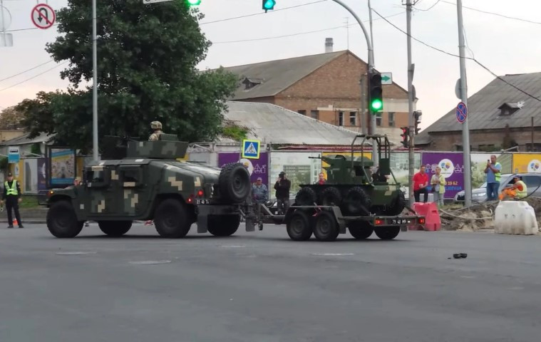 Thậm chí, một vài loại robot vũ trang tự hành do Ukraine tự phát triển cũng sẽ xuất hiện trong buổi lễ long trọng này.