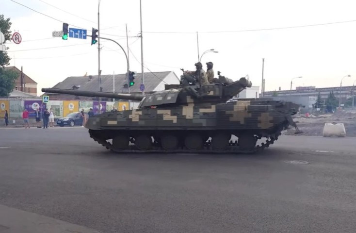 Tuy nhiên, việc ngụy trang bằng băng dính, cũng đã nhận khá nhiều bình luận tiêu cực. Theo đó, nhiều người khẳng định rằng phương pháp ngụy trang "chắp vá" này, đáng lẽ ra không nên xuất hiện trong cuộc duyệt binh mừng ngày độc lập.