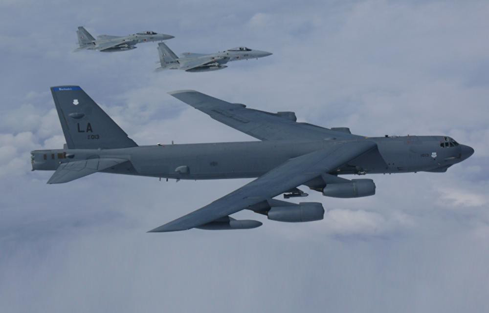 Cùng lúc đó, quyền Bộ trưởng Quốc phòng Mỹ Christopher Miller quyết định không gia hạn hoạt động của tàu sân bay USS Nimitz ở vịnh Ba Tư và điều chuyển nó khỏi khu vực, nhằm phát thông điệp giải tỏa căng thẳng tới Tehran, một quan chức cấp cao Lầu Năm Góc cho hay.