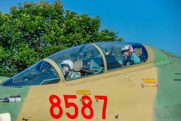 Su-30MK2 của Việt Nam là phiên bản hai chỗ ngồi, trong đó một phi công sẽ đóng vai trò lái chính, một người sẽ chịu trách nhiệm điều khiển vũ khí và hoa tiêu. Nguồn ảnh: QĐND.