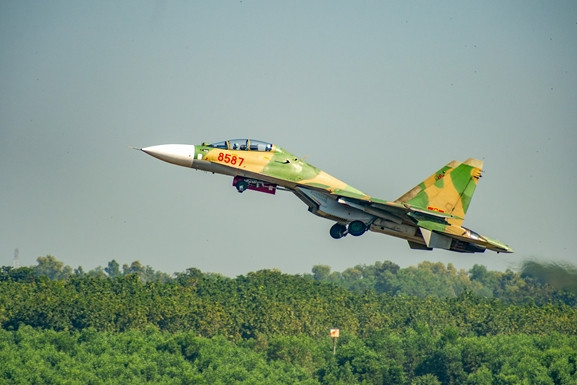 Chiến đấu cơ Su-30MK2 của Việt Nam có chiều dài lên tới 21/9 mét, cao 6,4 mét và có sải cánh 14,7 mét. Đây hiện tại cũng là loại chiến đấu cơ hạng nặng hiện đại bậc nhất khu vực.