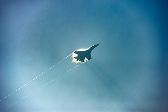 Để có thể đạt được tốc độ siêu âm, phản lực chiến đấu Su-30MK2 của Việt Nam sẽ phải vượt qua "bước tường siêu âm". Ở thời khắc ngắn ngủi này, một luồng khí sẽ bị nén lại xung quanh chiếc tiêm kích, tạo ra hiệu ứng cực kỳ đẹp mắt.