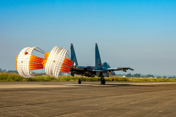 Để có thể hãm tốc độ hạ cánh, các tiêm kích Su-30MK2 thường sử dụng hệ thống dù.
