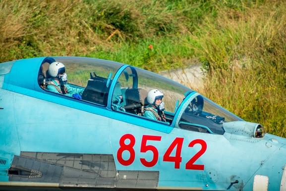 Khác với các loại máy bay dân dụng khác, chiến đấu cơ không có khả năng bay lùi nên cũng không có cánh hãm gió động cơ.