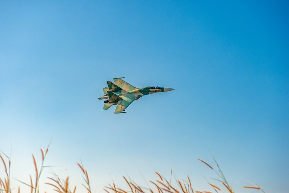 Được trang bị hai động cơ AL-31F, chiến đấu cơ Su-30MK2 của Việt Nam có khả năng đạt tốc độ tối đa lên tới 2100 km/h, tầm hoạt động tối đa 3000 km và nếu được tiếp liệu trên không, máy bay có thể hoạt động liên tục 5600 km.