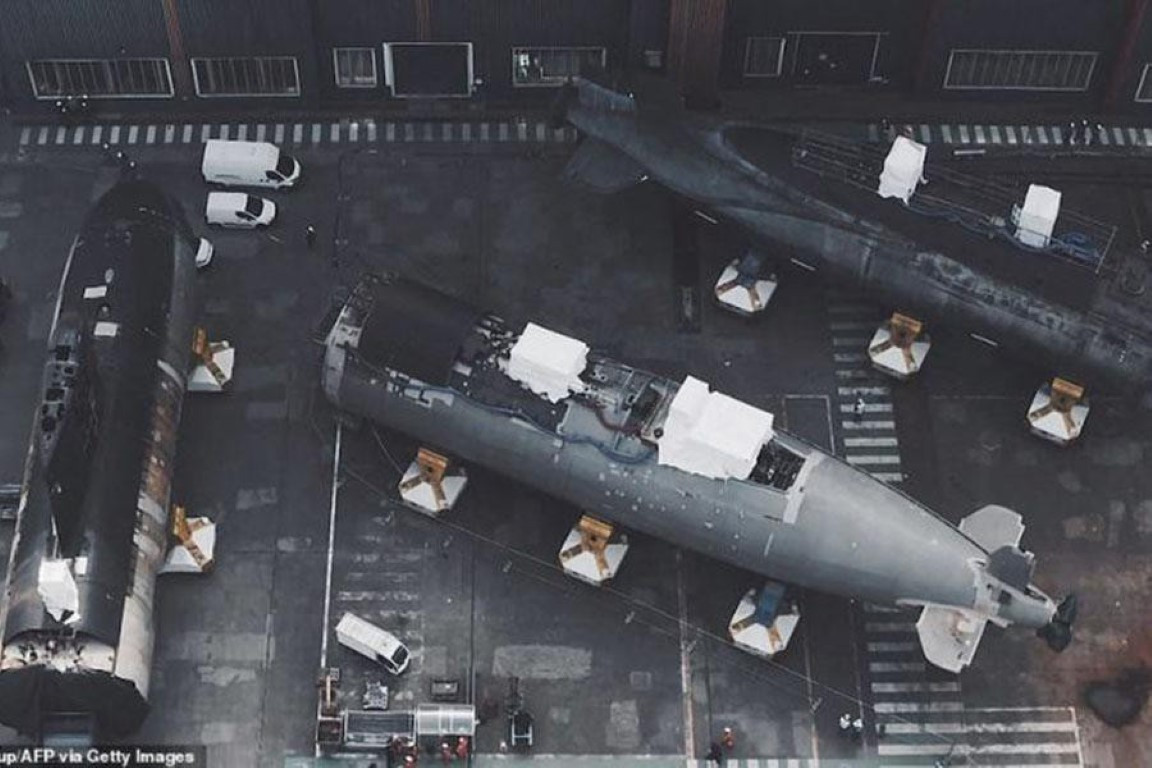 Các tàu ngầm lớp Rubis dự kiến sẽ được thay thế trong những năm tới bằng các tàu ngầm chạy bằng năng lượng hạt nhân Barracuda mới. Tuy nhiên, trong thời gian chờ đợi tàu đóng mới, chiếc Perle hợp nhất sẽ là cần thiết để duy trì số lượng tàu khu trục tấn công của Pháp ở mức 6 chiếc.