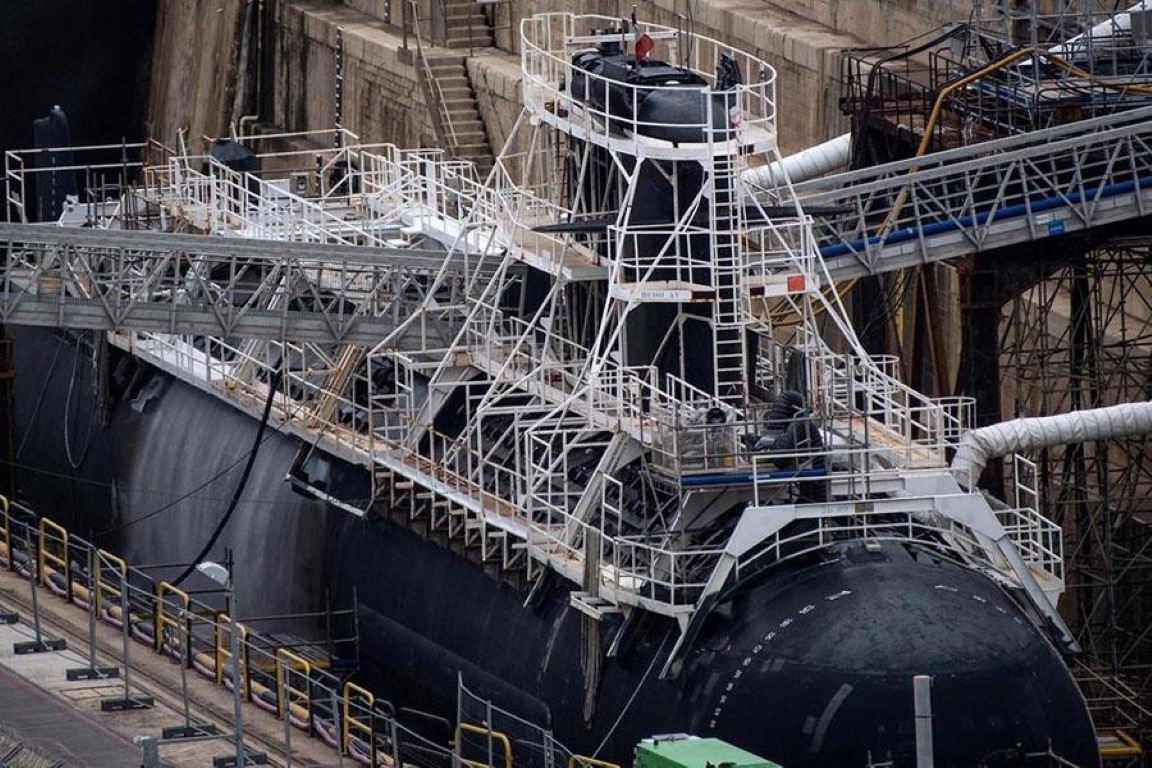 Naval Group cho biết, tất cả công việc đó sẽ được diễn tập bằng mô hình kỹ thuật số 3 chiều trước khi đưa lên tàu ngầm. Nhiệm vụ này bao gồm 100.000 giờ nghiên cứu kỹ thuật và 250.000 giờ làm việc của 300 người.