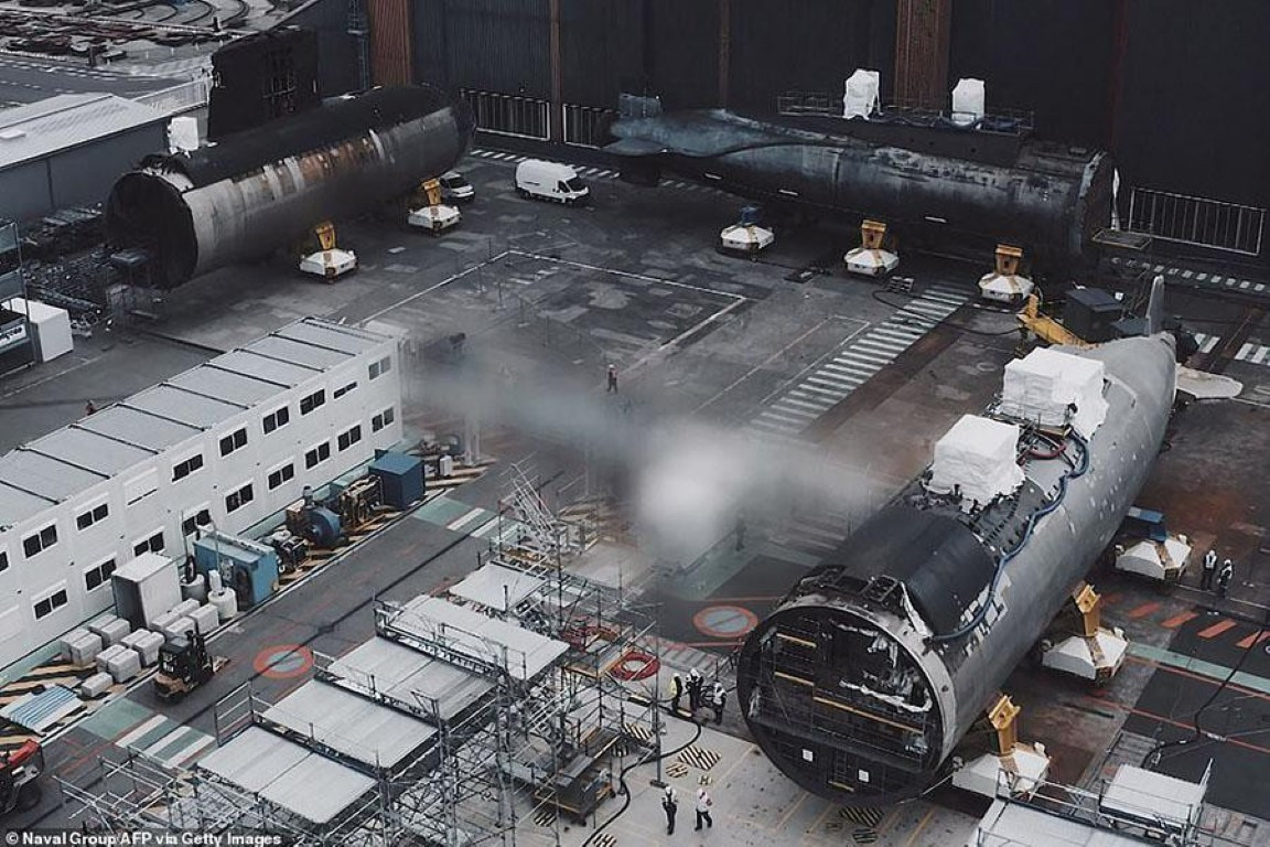 Vào đầu tháng 4 này, nửa sau của Perle và nửa trước của Saphir đã được đưa vào nhà máy đóng tàu Cherbourg để được căn chỉnh cẩn thận và sau đó hàn lại với nhau. Người phát ngôn của Naval Group Klara Nadaradjane cho biết, công việc sẽ được hoàn thành trong những tháng tới.