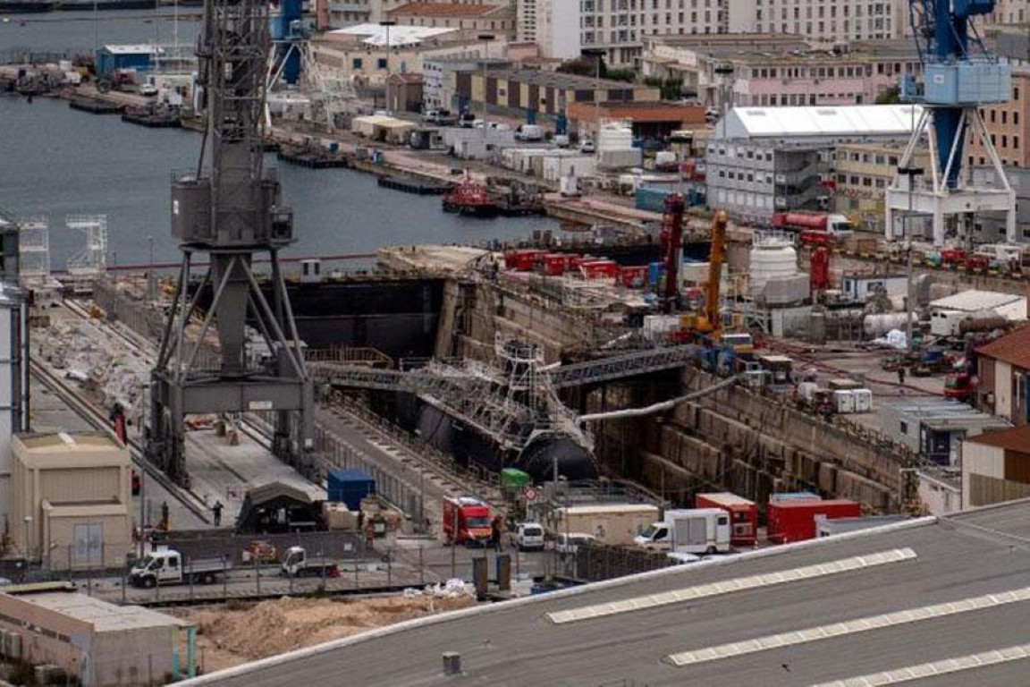 Theo Bộ Quốc phòng Pháp, vụ hỏa hoạn dữ dội kéo dài 14 giờ đồng hồ khi tàu ngầm hạt nhân tấn công Perle đang ở ụ tàu để sửa chữa vào tháng 6-2020 đã khiến phần trước của con thuyền không thể sử dụng được.