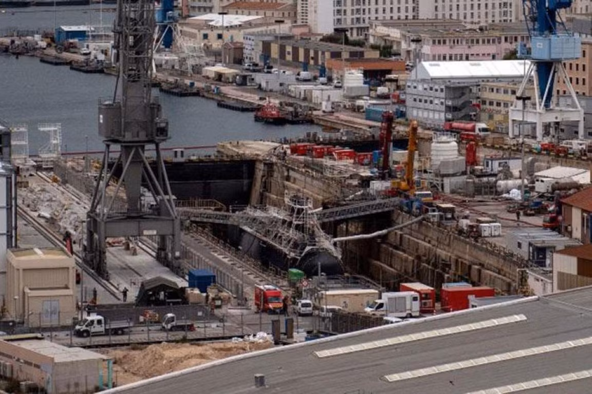 Theo Bộ Quốc phòng Pháp, vụ hỏa hoạn dữ dội kéo dài 14 giờ đồng hồ khi tàu ngầm hạt nhân tấn công Perle đang ở ụ tàu để sửa chữa vào tháng 6-2020 đã khiến phần trước của con thuyền không thể sử dụng được.