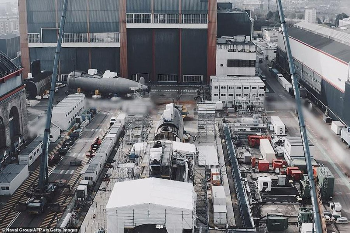 Perle, được đưa vào hoạt động năm 1993, là chiếc mới nhất trong số 6 tàu ngầm hạt nhân lớp Rubis trong hạm đội Pháp. Saphir, chiếc thứ hai trong lớp được đưa vào hoạt động năm 1984, phục vụ 35 năm trước khi ngừng hoạt động.