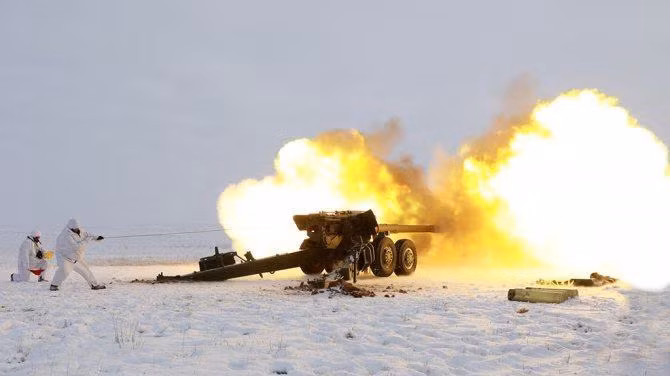 Miền Đông Ukraine tiếp giáp Nga, trong bối cảnh chính phủ Ukraine ngày càng thân phương Tây, điều này gây lo ngại đặc biệt cho Moscow, vì vậy có một vùng đệm (miền Đông Ukraine) thân Nga, hoặc ít nhất trung lập sẽ giúp Nga an tâm hơn về vấn đề an ninh lâu dài.