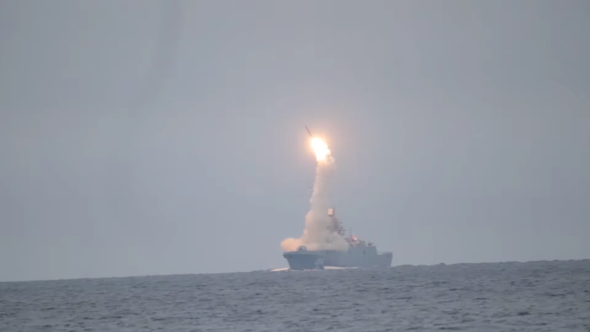 Ở một số nguồn, con số là 400 km, trong khi có thông tin Zircon thậm chí vươn tới được 1.000 km, nhưng có lẽ 600 km là chính xác nhất. Với tốc độ siêu vượt âm, Zircon phải vượt qua hệ thống phòng thủ tên lửa của đối phương "như một con dao nóng đỏ xuyên qua bơ".