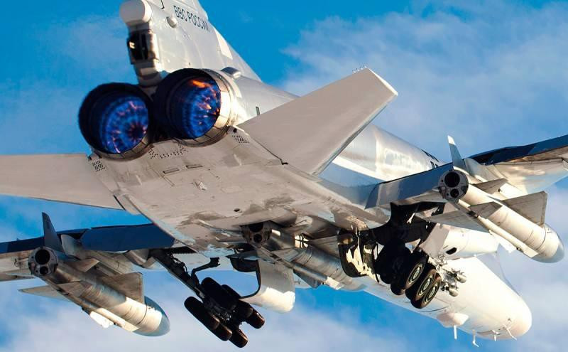 Trước hết, đây là những tên lửa hành trình phóng từ trên không Kh-32. Phạm vi bay của chúng là 1000 km, cho phép tiếp cận AUG và tấn công từ một khoảng cách an toàn.