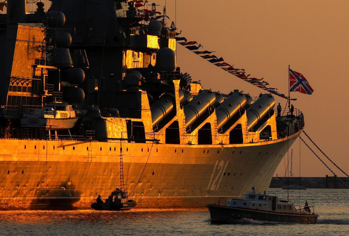 Không tàu nào có thể phép tiếp cận phạm vi tấn công tên lửa mà không bị đánh trả. Do đó, hy vọng chính về việc tiêu diệt tàu sân bay được đặt vào các tàu ngầm hạt nhân đa năng đầy hứa hẹn.