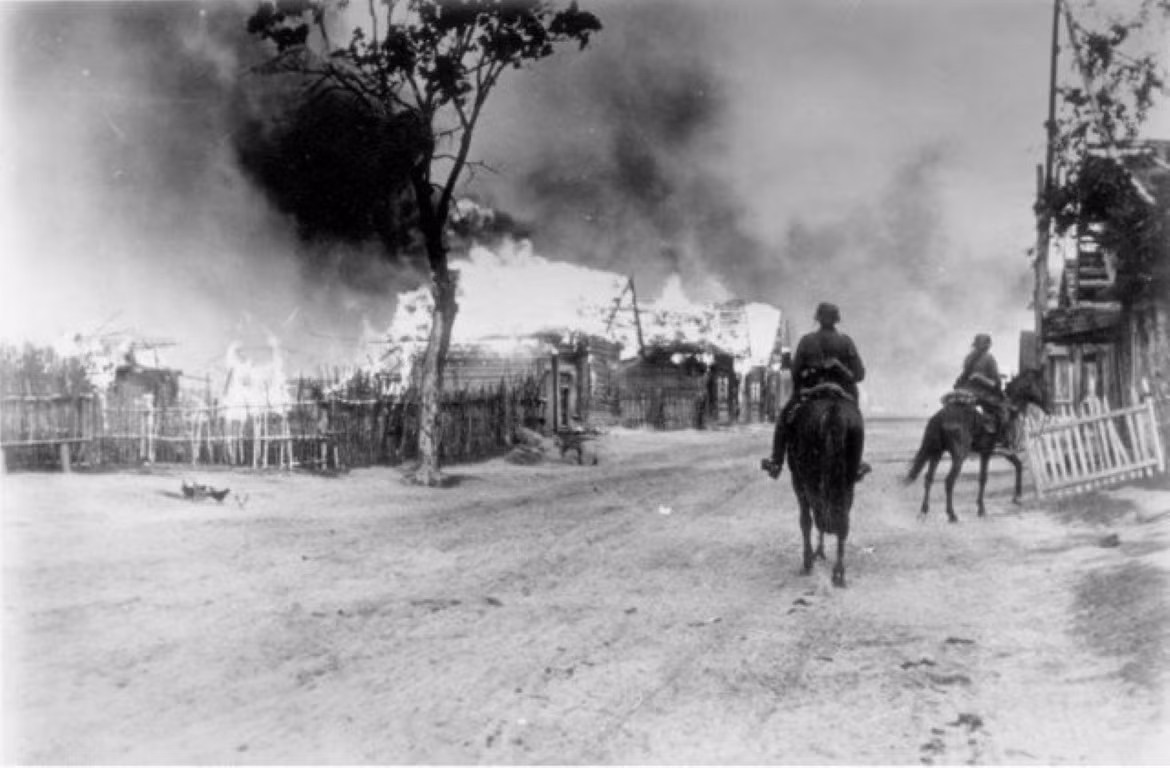 Lính Đức tiến quân nhanh tới nỗi họ không có đủ thời gian để thu xếp cho tù binh Liên Xô, các mũi tiến công của Đức chỉ có thể chỉ đường cho các toán tù binh Hồng quân, đi về hướng Tây tới khi gặp các đơn vị lính hậu cần của Đức.