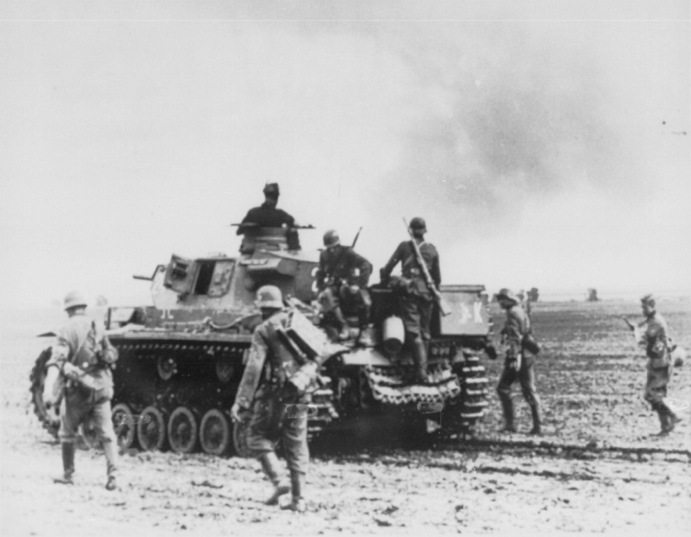 Về phía Liên Xô, quân đội nước này vừa trải qua thời kỳ Đại Thanh Trừng, các tướng lĩnh giỏi phần nhiều đã không còn nắm quyền chỉ huy, tinh thần chiến đấu có thể coi là thấp - nhất là sau chiến thắng có phần đẫm máu trong Chiến tranh Mùa Đông với Phần Lan.