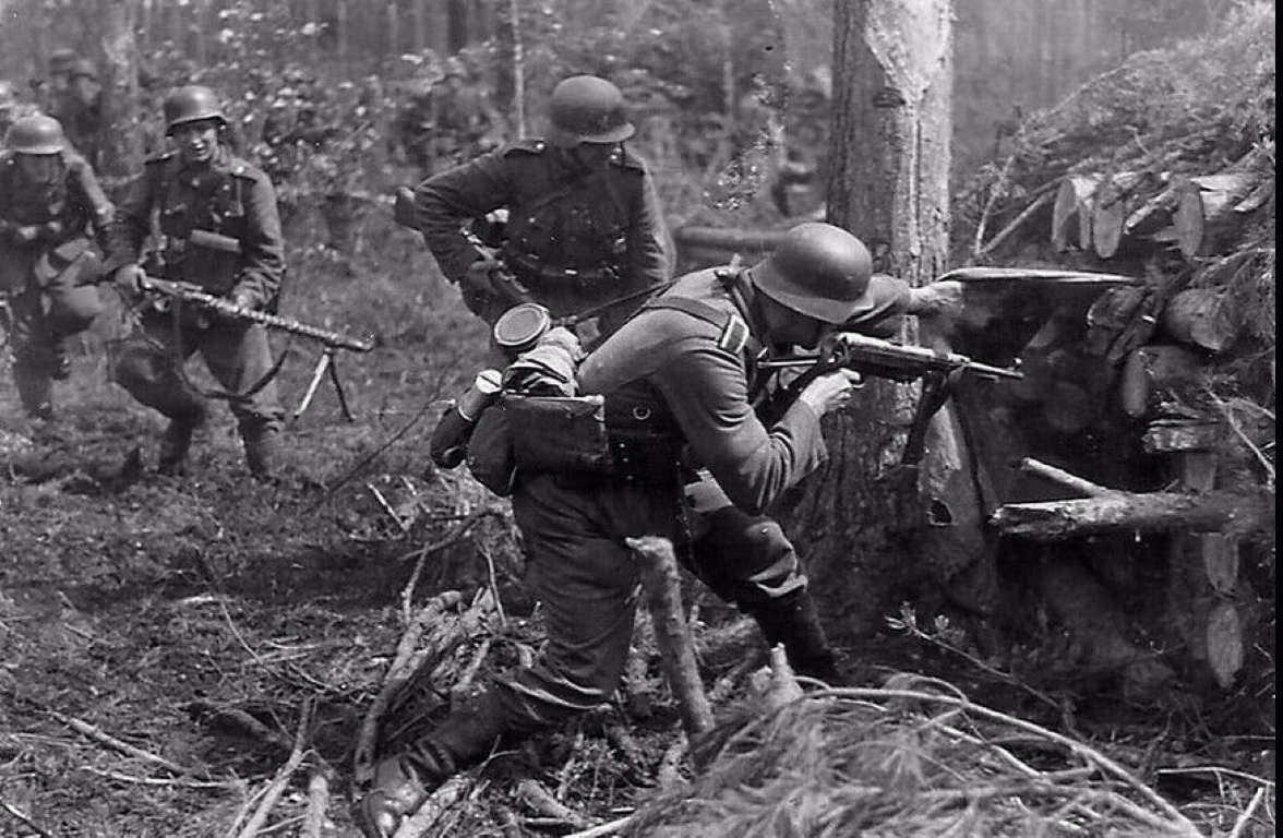 Tổng cộng, Đức quốc xã đã huy động tới gần 4.000 xe tăng, khoảng 3000 xe thiết giáp chở quân cùng với 5.000 máy bay chiến đấu và 23.000 khẩu pháo kéo.