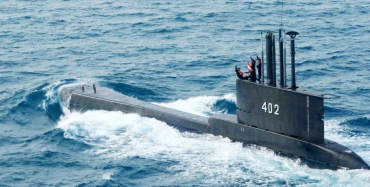 Thủy thủ đoàn sẽ khó có thể chống chọi lại với áp lực nước khổng lồ ở độ sâu lớn tới vậy, không thể tìm cách "vá" tàu để chặn nước tràn vào. Phần lớn các trường hợp, tàu sẽ không bị bóp bẹp hoàn toàn mà sẽ chỉ khiến toàn bộ thủy thủ đoàn chết đuối ngay bên trong con tàu.