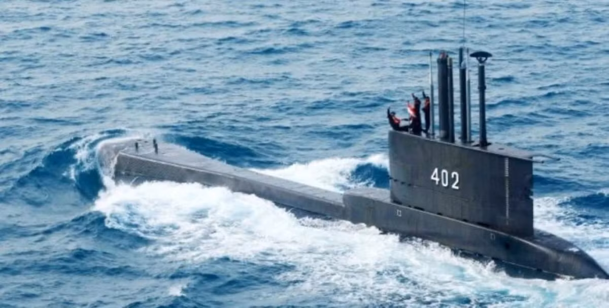 Thủy thủ đoàn sẽ khó có thể chống chọi lại với áp lực nước khổng lồ ở độ sâu lớn tới vậy, không thể tìm cách "vá" tàu để chặn nước tràn vào. Phần lớn các trường hợp, tàu sẽ không bị bóp bẹp hoàn toàn mà sẽ chỉ khiến toàn bộ thủy thủ đoàn chết đuối ngay bên trong con tàu.