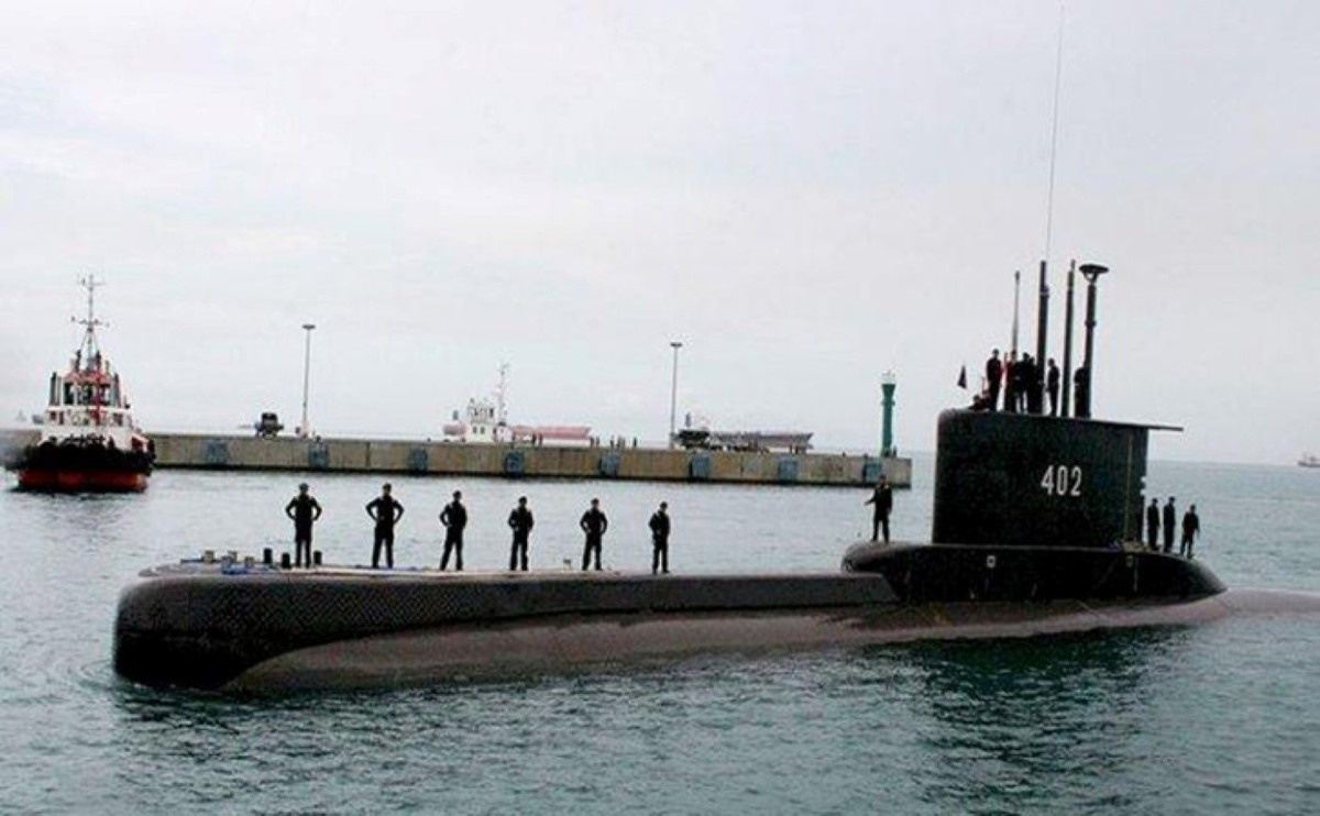 Theo các thông tin chính thức được phía Indonesia công bố, nhiều khả năng tàu ngầm KRI Nanggala-402 của nước này đang chìm ở độ sâu 700 mét so với mực nước biển.